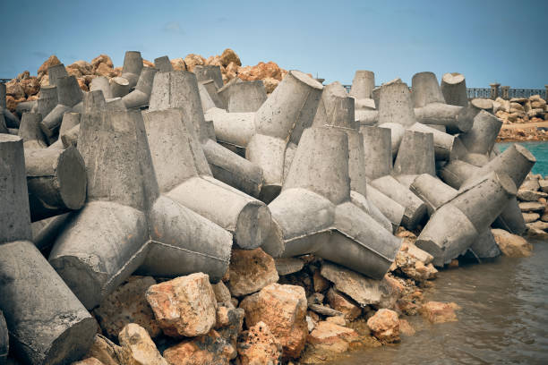 tetrapodi di cemento di frangiflutti marini - sea defence concrete foto e immagini stock