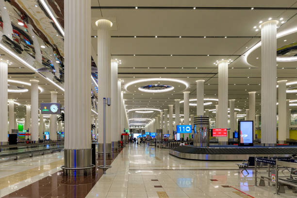 la sala ritiro bagagli presso l'aeroporto internazionale di dubai nella città di dubai, emirati arabi uniti - dubai united arab emirates airport indoors foto e immagini stock