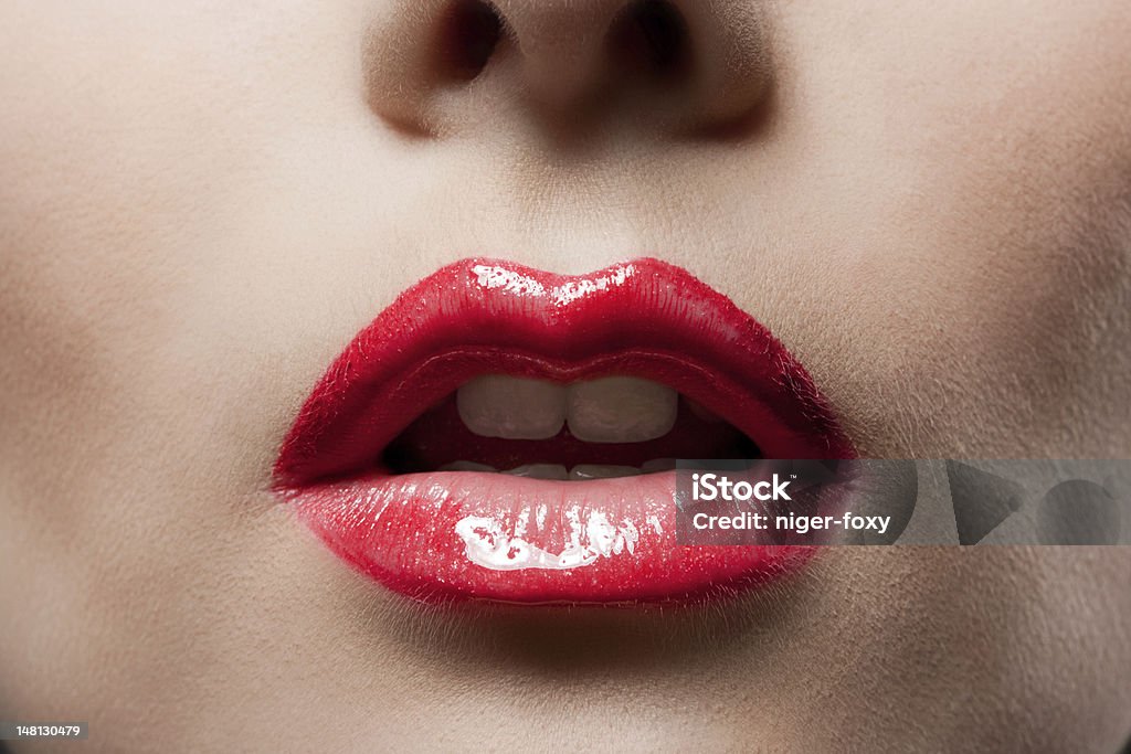 Красные губы крупным планом - Стоковые фото Блестящий роялти-фри