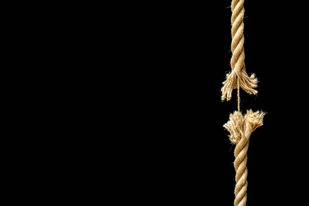 spezzare la corda come immagine simbolica sul tema del rischio e della protezione - rope frayed emotional stress breaking foto e immagini stock