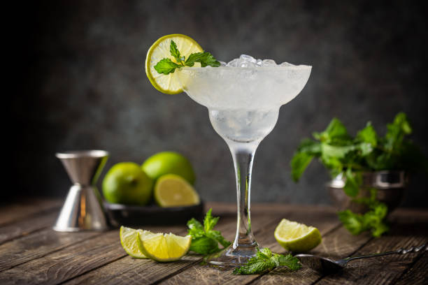 istock Cocktail margarita with lime 1481307435