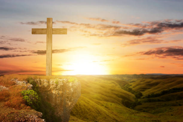 언덕 위의 기독교 십자가 - applauding cross cross shape jesus christ 뉴스 사진 이미지