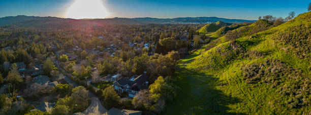 wallnut creek california panorama aéreo. ciudad suburbana y verdes colinas al atardecer - wallnut creek fotografías e imágenes de stock