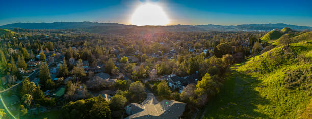 wallnut creek kalifornia panorama lotnicza. podmiejskie miasto i zielone wzgórza o zachodzie słońca - wallnut creek zdjęcia i obrazy z banku zdjęć