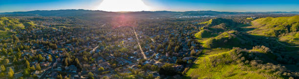 wallnut creek kalifornia panorama lotnicza. podmiejskie miasto i zielone wzgórza o zachodzie słońca - wallnut creek zdjęcia i obrazy z banku zdjęć