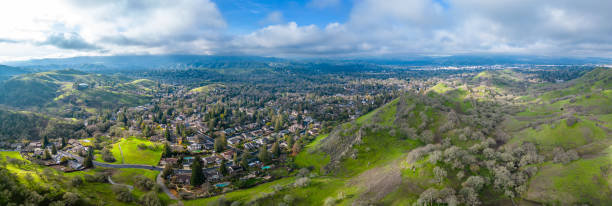 wallnut creek california panorama aéreo. ciudad suburbana y verdes colinas al atardecer - wallnut creek fotografías e imágenes de stock