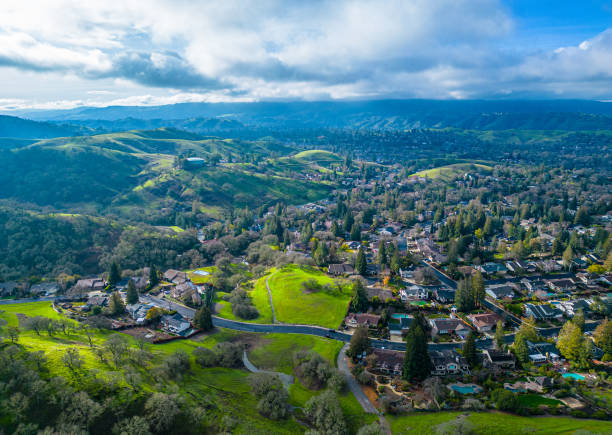 wallnut creek california panorama aéreo. ciudad suburbana y verdes colinas al atardecer - wallnut creek fotografías e imágenes de stock