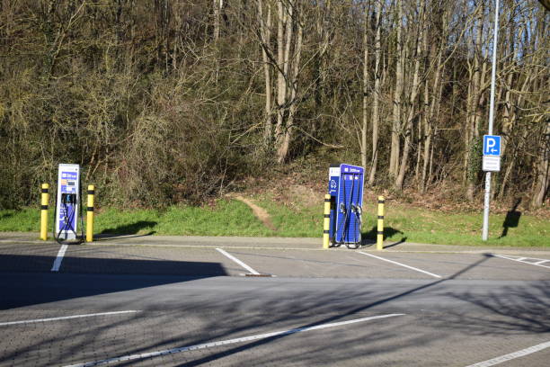 chargeurs de véhicules électriques sur l’autoroute - open country photos photos et images de collection