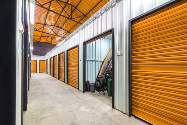 corridoio di self storage con porte gialle. unità di stoccaggio a noleggio - scompartimento di immagazzinaggio foto e immagini stock