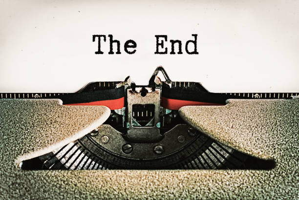 das ende, sagt das ende der geschichte auf einer seite in einer altmodischen retro-schreibmaschine - the end report finishing document stock-fotos und bilder