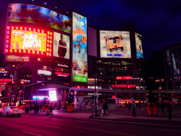 夜のヤングダンバー広場 - taxi city life toronto ontario ストックフォトと画像