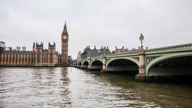 big ben westminster abbey parlament - hyde street stock-fotos und bilder