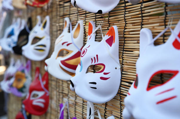 le décor de masques traditionnels japonais décorés pour le festival de kawagoe, au japon. - danse du masque photos et images de collection