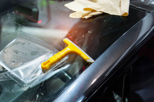 película de protección de pintura para automóviles con espátula - coloreado a mano fotografías e imágenes de stock