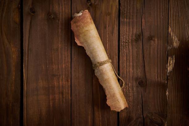 el pergamino envejecido se coloca sobre una superficie de madera. - scroll paper old yellowed fotografías e imágenes de stock