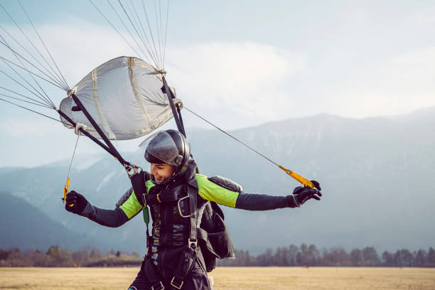 mulher de paraquedismo toca o chão - skydiving parachuting extreme sports airplane - fotografias e filmes do acervo
