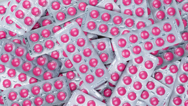 vollrahmen-haufen von runden rosa tabletten pillen in blisterpackung. verschreibungspflichtige medikamente. schmerzmittel. pharmaindustrie. ibuprofen zur schmerzbehandlung. gesundheitswesen und medizinischer hintergrund. - ibuprofen stock-fotos und bilder