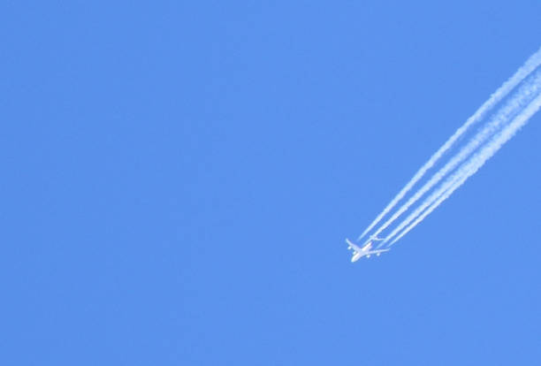 Un ciel bleu Un avion dans un ciel bleu, Sainte-Apolline, Québec, Canada ciel bleu stock pictures, royalty-free photos & images
