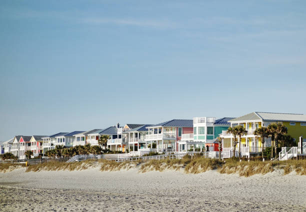 case colorate di fronte alla spiaggia a carolina beach, carolina del nord - casa al mare foto e immagini stock