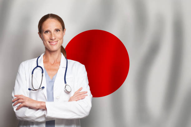 médecin généraliste japonais médecin généraliste sur le drapeau du japon - clothing professional occupation medical occupation doctor photos et images de collection