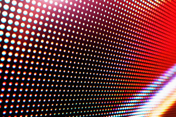 detalhe de um sinal led moderno mostrando pixels individuais em vermelho, branco, rosa e laranja - black white macro high contrast - fotografias e filmes do acervo