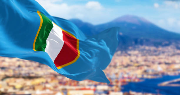 flag of italian scudetto award waving with the bay of naples on background - napoli 個照片及圖片檔