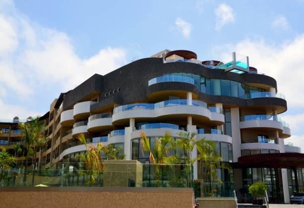 тенерифе, канарские острова, испания - 23 августа 2022 года. вид на gf victoria стильный роскошный пятизвездочный отель, расположенный на побережье � - costa victoria стоковые фото и изображения