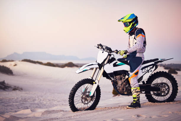 Moto cross, sand landscape or man on bike stop for sport workout, sunset ride or exercise on hill. Nature, sky or man on motorcycle for freedom adventure in Dubai desert for training, fitness or race moto cross, paisaje de arena o hombre en bicicleta parada para hacer ejercicio deportivo, paseo al atardecer o ejercicio en la colina. naturaleza, cielo o aventura de libertad masculina en motocicleta en el desierto de dubai para entrenar, hacer ejercicio
