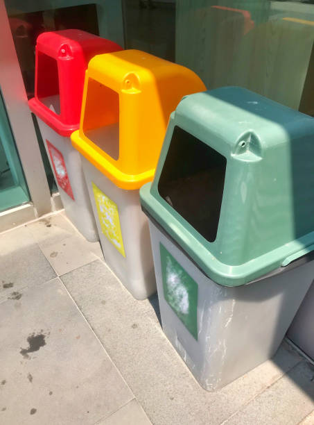 Recycling-Behälter, Drei Mülleimer sind im Freien angeordnet. – Foto