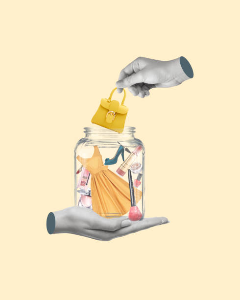 ガラスの瓶と女性のものを持つ手のクリエイティブアートコラージュ。 - voguing ストックフォトと画像