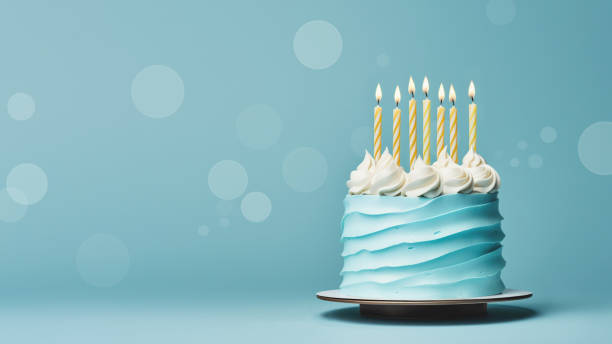 bolo de aniversário azul com velas de aniversário amarelas em um fundo azul - nobody birthday party sweet food - fotografias e filmes do acervo