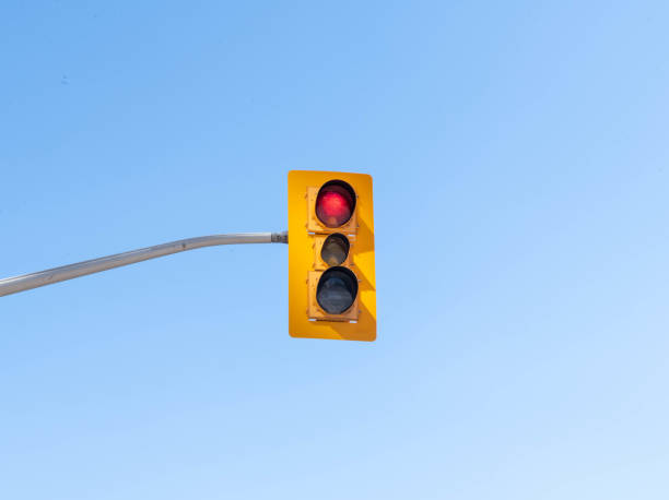 primer plano de un semáforo - canada urban scene stoplight clear sky fotografías e imágenes de stock