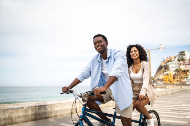 istock Young coupe during a bike ride on a coastline 1481443404