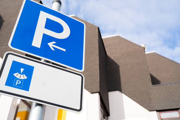 blue vehicle parking sign with time parking meter and copy space - letter m fotos imagens e fotografias de stock
