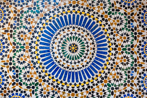 Texturas de mosaico cerámico marroquí antiguo con motivos geométricos y florales photo