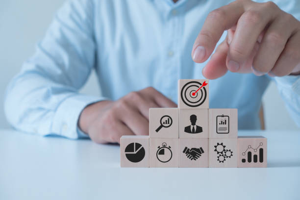 Male hand arranging wooden cubes with target icon for planning development leadership and customer target group concept. Business strategy, action plan, goal setting, achievement and objectives. mano masculina que organiza cubos de madera con el icono de objetivo para planificar el liderazgo de desarrollo y el concepto de grupo objetivo del cliente. estrategia de negocio, plan de acción, establecimiento de metas, logro y objetivos.