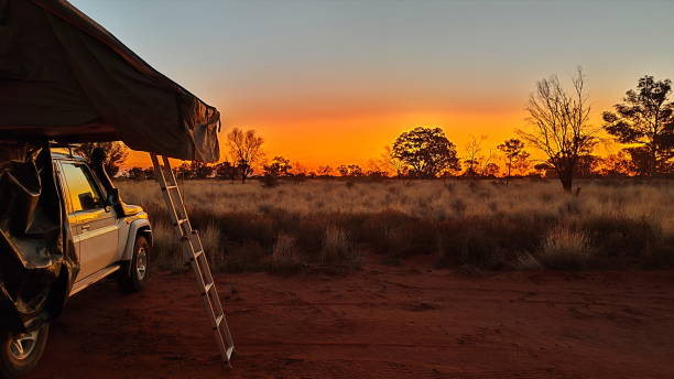 tramonto nel remoto entroterra australiano - entroterra foto e immagini stock