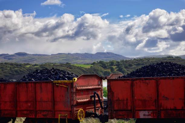 camiones de tren de carbón con montañas de fondo - ffestiniog railway fotografías e imágenes de stock