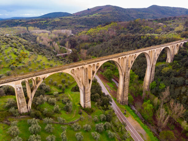 vista de drones del paisaje montañoso de primavera con viaducto de guadalupe - tren ruta plata extremadura fotografías e imágenes de stock