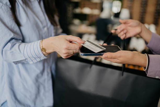 płatność kartą w sklepie - shoe store sales clerk customer zdjęcia i obrazy z banku zdjęć