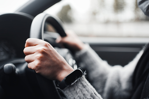 hand of a woman driving