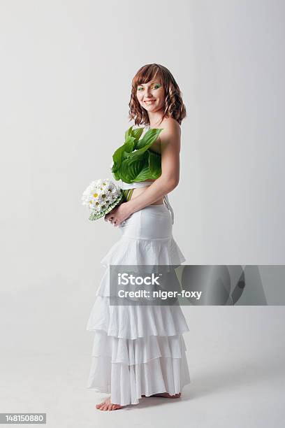 Glückliche Frau Mit Hochzeit Bouquet Stockfoto und mehr Bilder von Attraktive Frau - Attraktive Frau, Blumenbouqet, Erwachsene Person