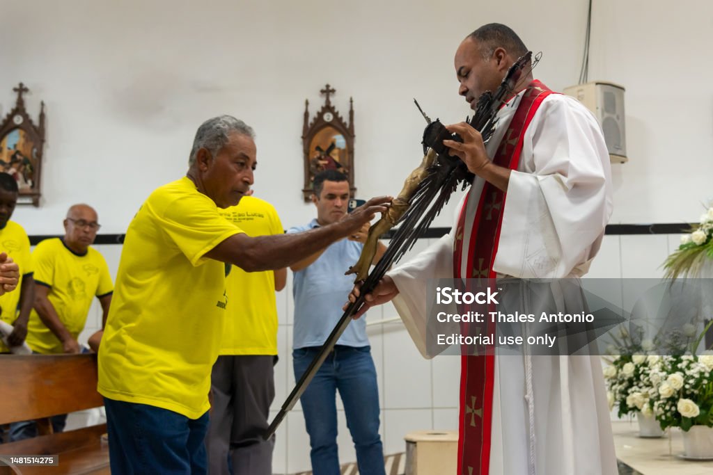 カトリックの忠実なタッチと聖週間のミサの間に十字架上のイエスキリストの像にキスをする 5人のストックフォトや画像を多数ご用意 5人