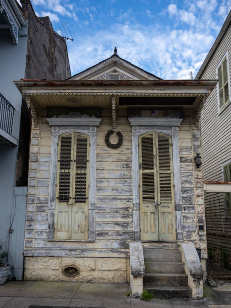 istock Old Shotgun House With Chipping Yellow Paint 1481522459