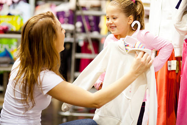 madre e hija de compras para la ropa - fashion store fotografías e imágenes de stock