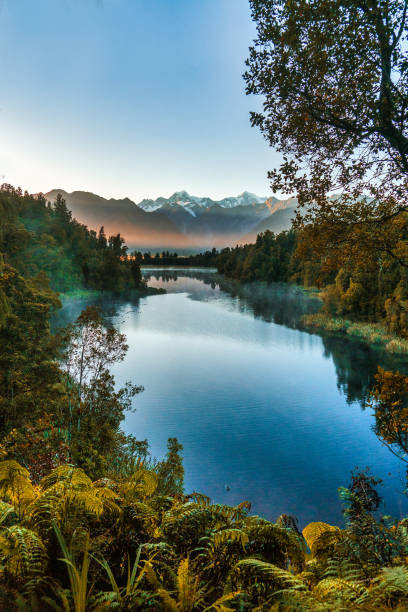 озеро мэтисон на рассвете - new zealand forest landscape mountain стоковые фото и изображения