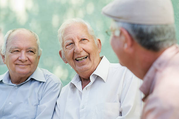 grupa szczęśliwy starszych ludzi śmiać się i rozmowy - senior adult grandfather 70s discussion zdjęcia i obrazy z banku zdjęć