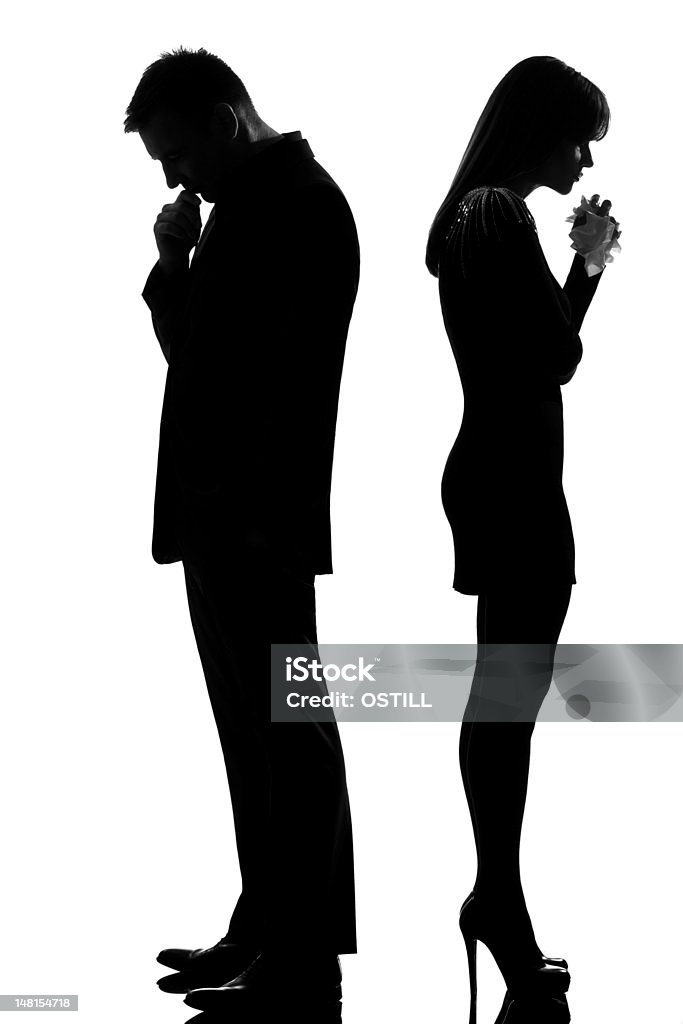 Una triste il pensiero coppia uomo e donna Piangere - Foto stock royalty-free di Stare in piedi