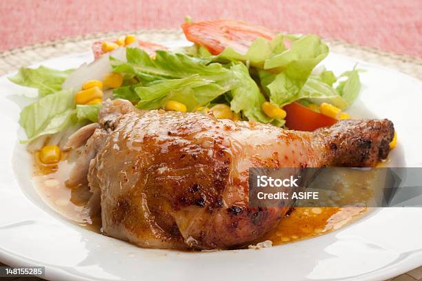 Photo libre de droit de Poulet Rôti Avec Salade banque d'images et plus d'images libres de droit de Aliment - Aliment, Aliment en portion, Aliment grillé