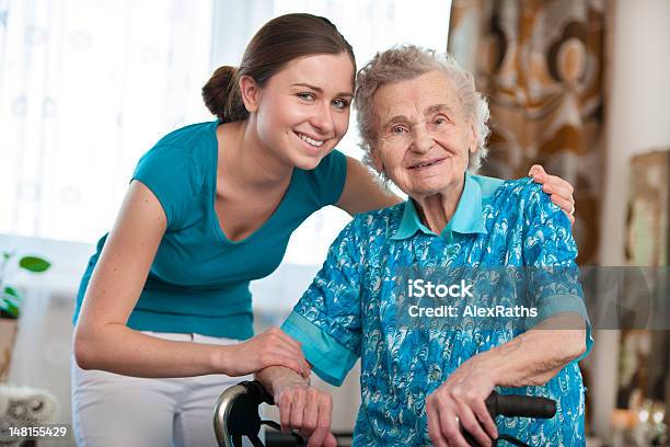 Atención Domiciliaria Foto de stock y más banco de imágenes de 80-89 años - 80-89 años, Abuela, Adulto